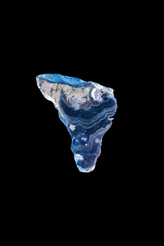Frammento di agata blu con venature bianche su fondo nero